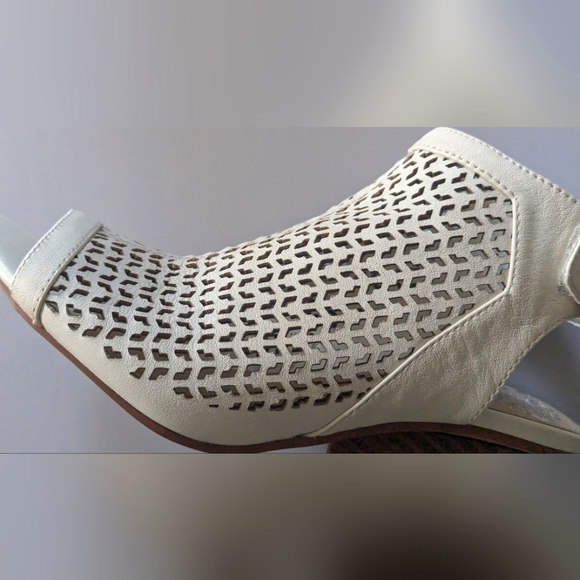 Designer Vince Camuto Perforated Leather Peep Toe Sandals. Size 5M/35 Like New! - Picture 8 of 16